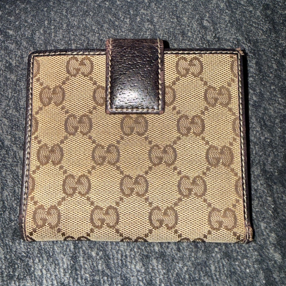 Gucci Beige Monogram Wallet with Green and Red Bow - Picture 2 of 8